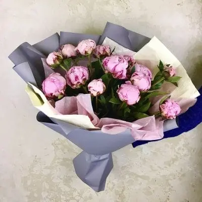 букет 15 пионов